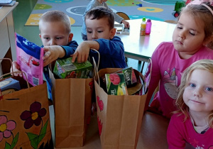 Dzieci pakują herbaty do torebki